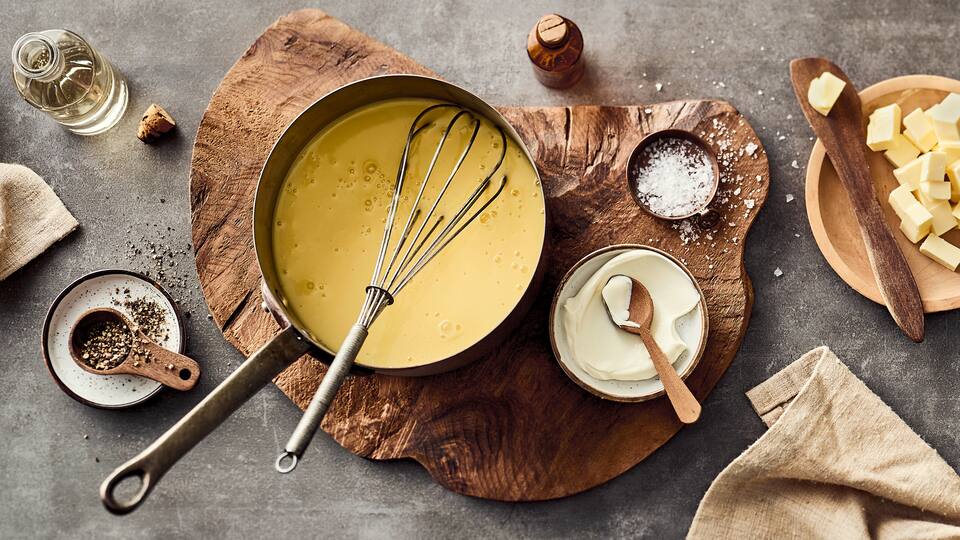 Die Beurre blanc – die klassische weiße Buttersoße der französischen Küche – rundet jedes Gericht ab und wird gern zu Gemüse, Fisch oder Geflügel serviert.