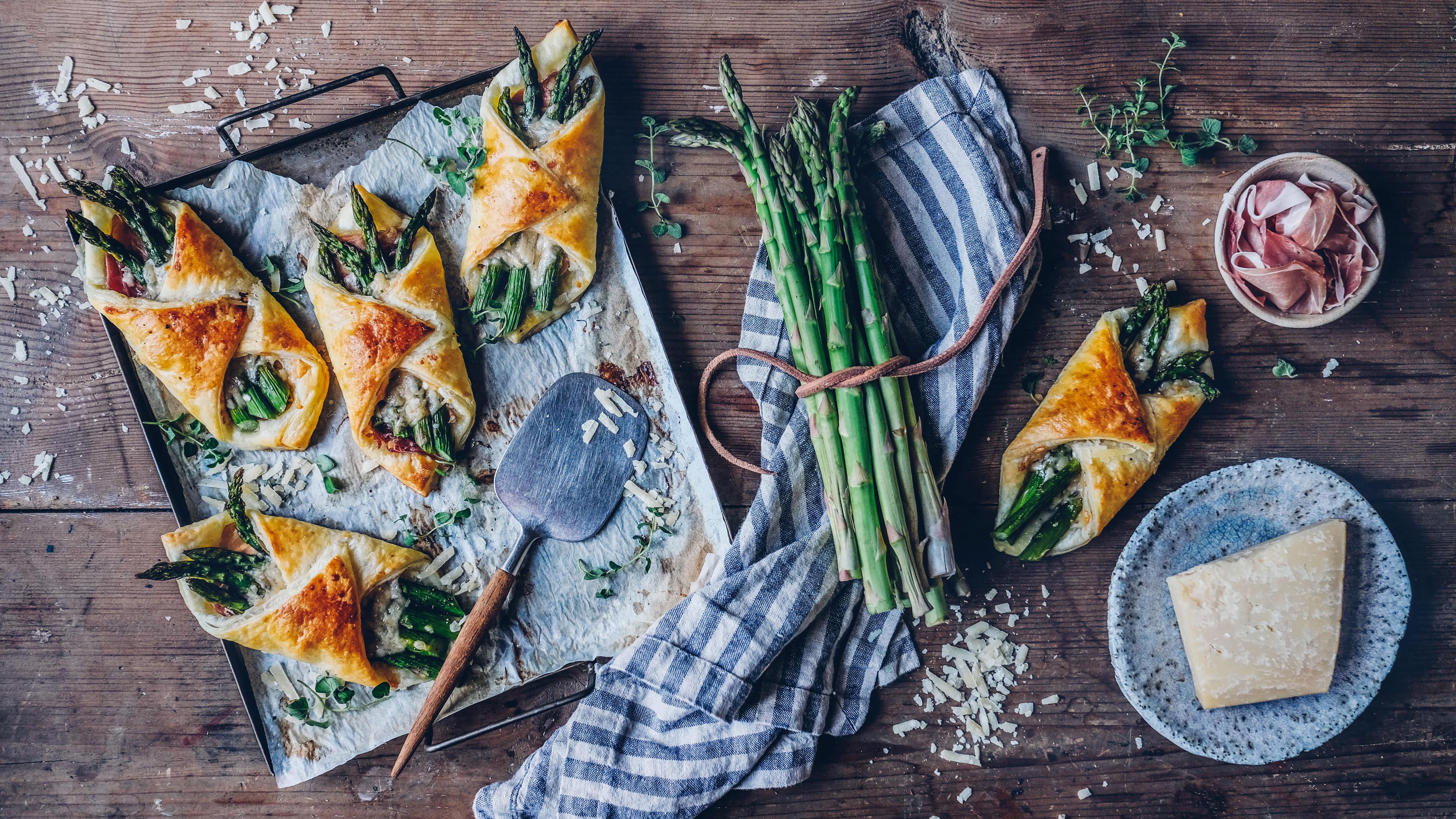 Blätterteig-Bündel mit Prosciutto &amp; Spargel - Rezept | EDEKA