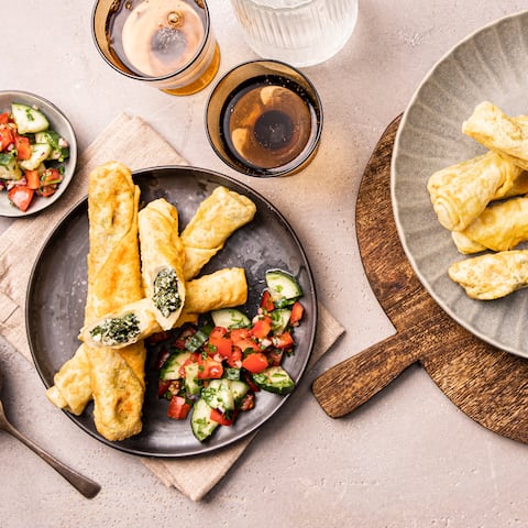 Börek mit FetaGenießen Sie ein türkisches Traditionsgericht und bereiten Sie mit unserem Rezept herzhafte Böreks mit Feta-Spinat-Füllung zu! 