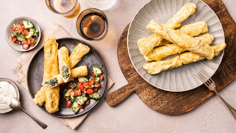 Genießen Sie ein türkisches Traditionsgericht und bereiten Sie mit unserem Rezept herzhafte Böreks mit Feta-Spinat-Füllung zu! 