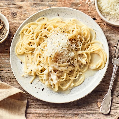 Spaghetti Cacio e Pepe sind superlecker und schmecken Groß und Klein: Bereiten Sie mit unserem einfachen Rezept eine schnelle Pasta mit Käse und Pfeffer zu.