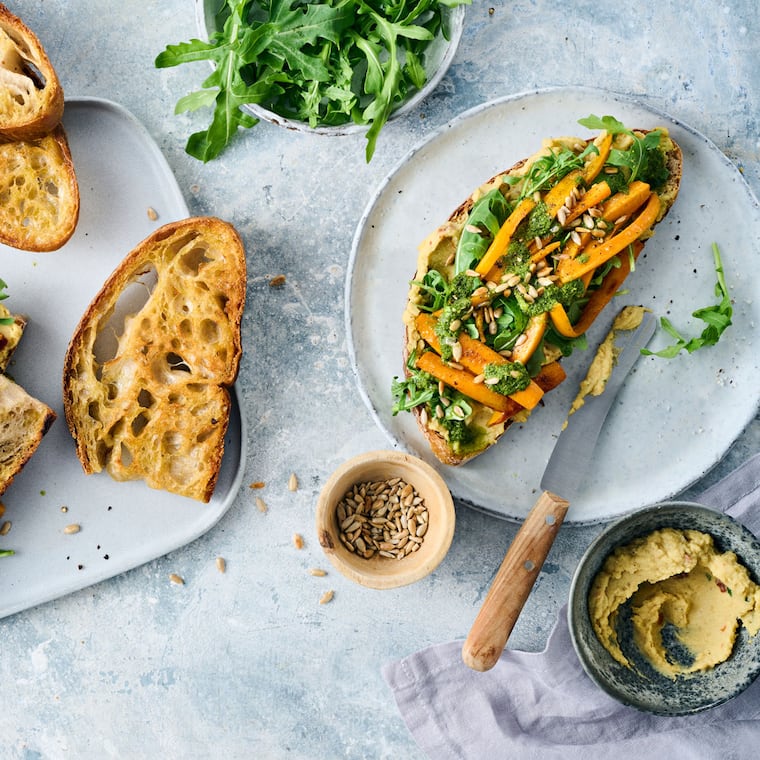 Crostinis mit Linsenpüree und gebratenen Möhren