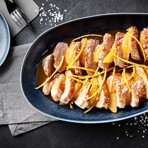 Entenbrust à l'Orange: Mit unserem Rezept gelingt Ihnen der Klassiker aus zartem Geflügel, Thymian, Estragon garniert einer fruchtigen Weißwein-Soße!