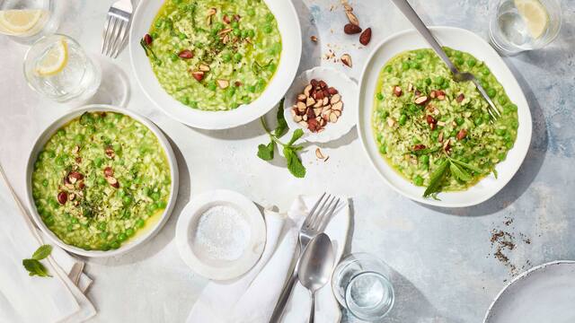 Erbsenrisotto mit Rauchmandeln