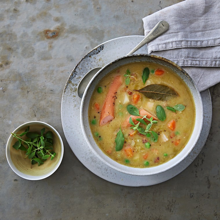 Erbsensuppe mit Würstchen