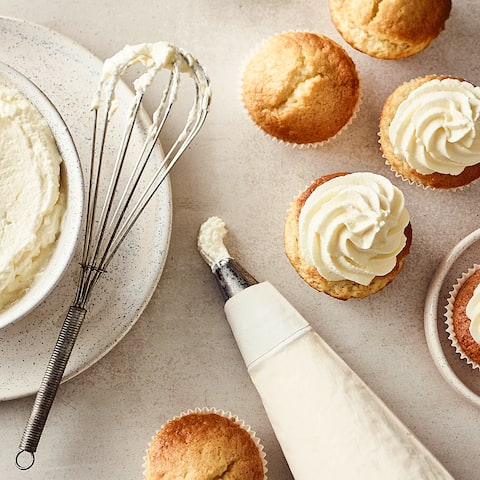 Mit Frosting lassen sich Cupcakes und kleine Törtchen kreativ verzieren. Lassen Sie sich inspirieren und verleihen Sie Ihren Kuchenkreationen das gewisse Etwas!