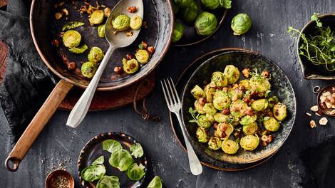 Gebratener Rosenkohl aus der Pfanne – ob als würzige Beilage oder vegetarisches Hauptgericht, das Kohlgemüse schmeckt superlecker und ist ideal für kalte Tage.