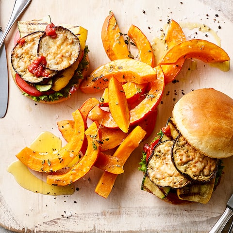 Wie wäre es mal mit Fastfood ohne Fleisch? Probieren Sie unseren Gemüse-Cheeseburger mit Aubergine, Zucchini und gebackenen Kürbis-Streifen!