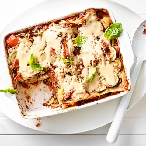 Kochen ganz ohne tierische Produkte: Lernen Sie das vegane Gemüse-Lasagne-Rezept von EDEKA kennen und entdecken Sie, dass Genuss kein Fleisch braucht!