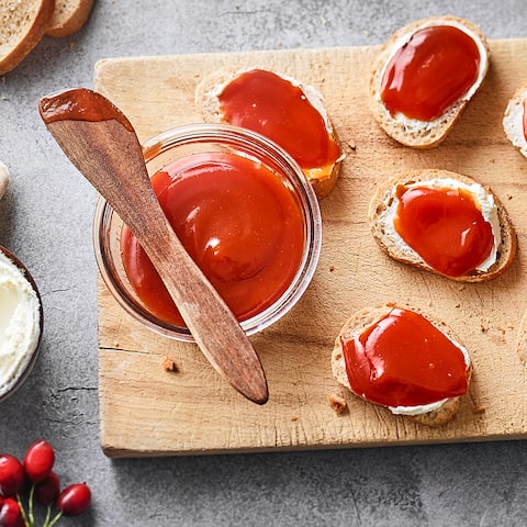 Fruchtig, lecker, gesund: Hagebuttenmarmelade eignet sich perfekt zum Frühstück und lässt sich mit unserem Rezept ganz einfach zu Hause herstellen!