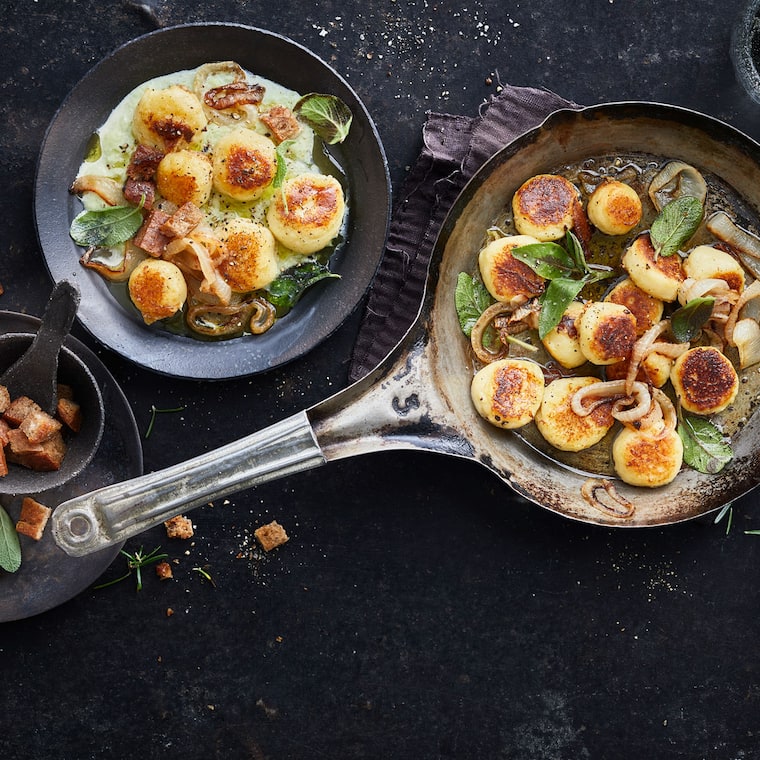 Kartoffel-Gnudi mit Röstzwiebeln und Porreesauce