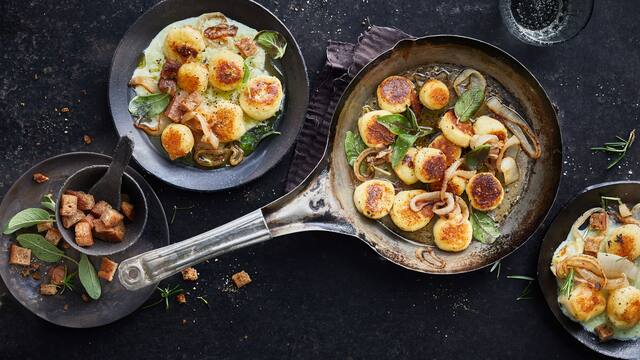 Kartoffel-Gnudi mit Röstzwiebeln und Porreesauce