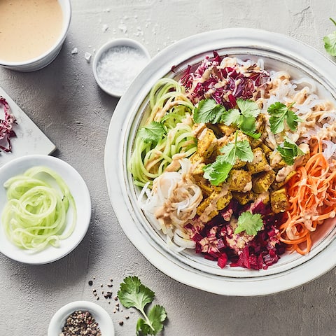 Keto-Bowl mit Erdnusssauce