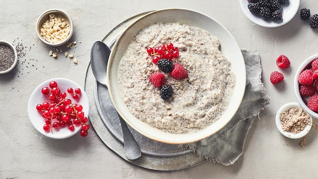 Keto-Porridge mit Beeren