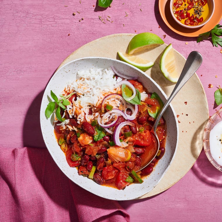 Kidneybohnen-Chili mit Kokos-Dip