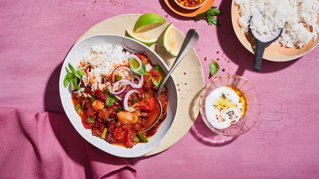 Kidneybohnen-Chili mit Kokos-Dip