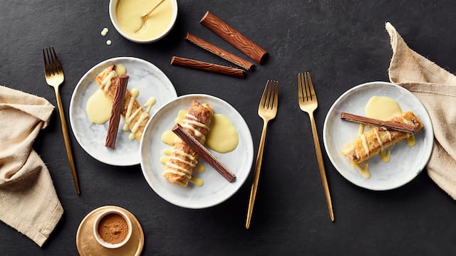 Kleine Apfelstrudel mit Vanillesauce und duplo