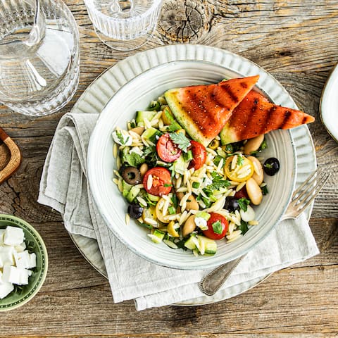 Ein köstlicher Salat der griechischen Küche: Würziger Kritharaki Salat mit Feta-Käse, weißen Bohnen und Wassermelone.