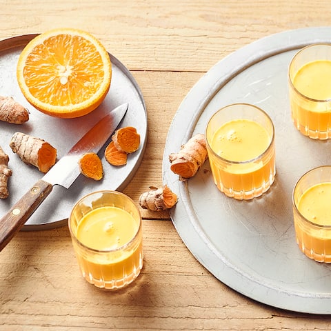Würziger Kurkuma-Shot – Zitronenfrische trifft intensive Würze. Mit unserem Rezept bereiten Sie den erfrischenden Booster-Drink schnell und einfach selbst zu.