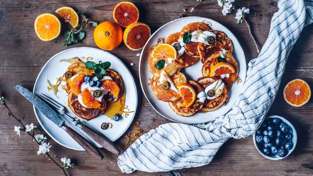 Leichte Orangen-Buttermilch-Pfannkuchen 