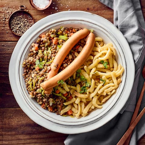 Linsen mit Spätzle und Würstchen: ein schmackhaftes schwäbisches Gericht, das Ihnen mit unserem Rezept garantiert gelingt und auch Kindern sehr gut schmeckt.