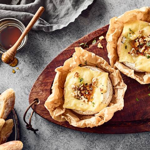 Ofenkäse selber machen: Herzhafter Käse aus dem Ofen schmeckt immer, eignet sich ideal zum Abendessen mit der Familie und ist schnell und einfach zubereitet.