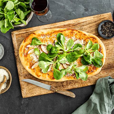 Der Unterschied zur Pizza liegt im Mehl. Probieren Sie unser Rezept für Pinsa, eine beliebte Pizza-Alternative und mindestens genau so lecker. 