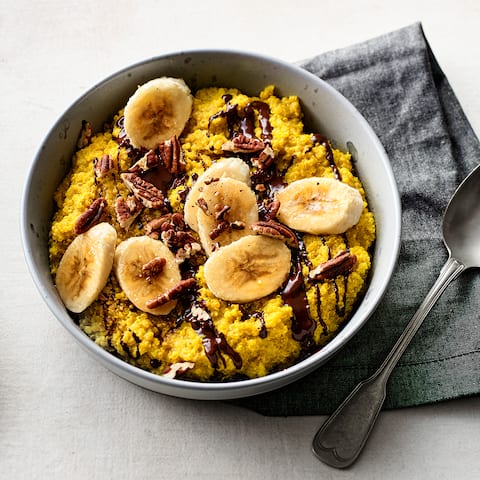 Köstlicher Quinoa-Porridge verfeinert mit Vanille und Kurkuma. Das Ganze wird mit Mandelmilch angerührt und mit feiner Zartbitterschokolade verfeinert. 
