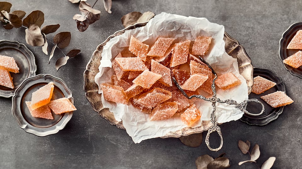 Quittenbrot, auch als Quittenkonfekt bekannt, schmeckt süß und hat mit einem normalen Brot nichts zu tun. Probieren Sie die fruchtige Leckerei mal aus!