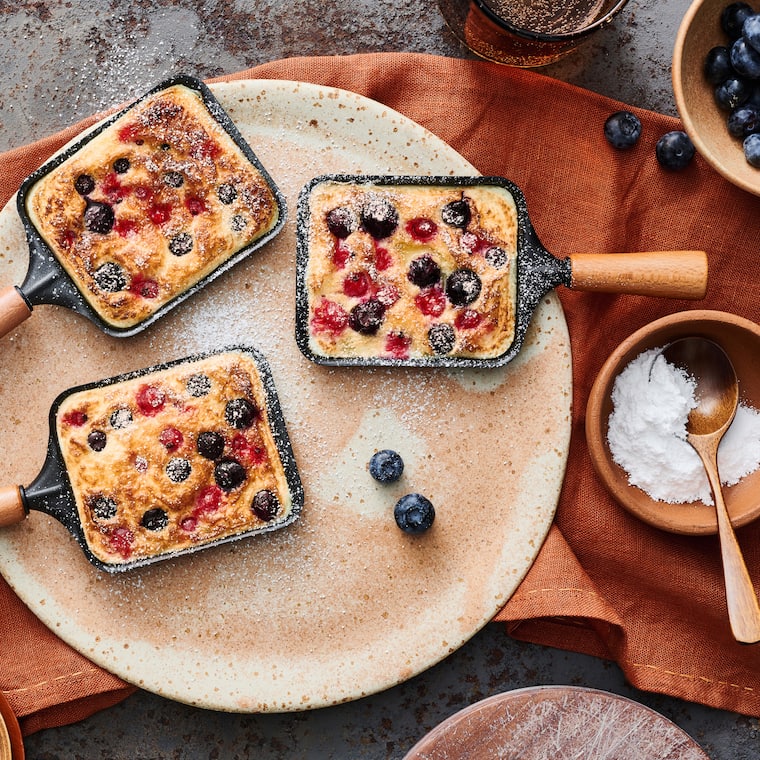 Raclette-Pancakes mit Beeren und Puderzucker