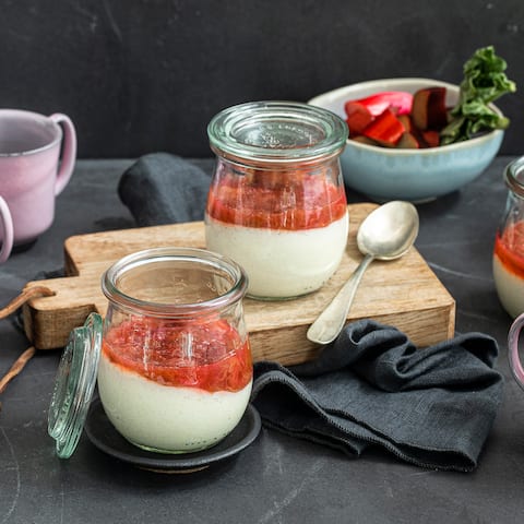 Wir lieben die Rhabarbersaison! Probieren Sie unser Rezept für köstlichen Rhabarberkompott mit selbstgemachtem Grießpudding. 