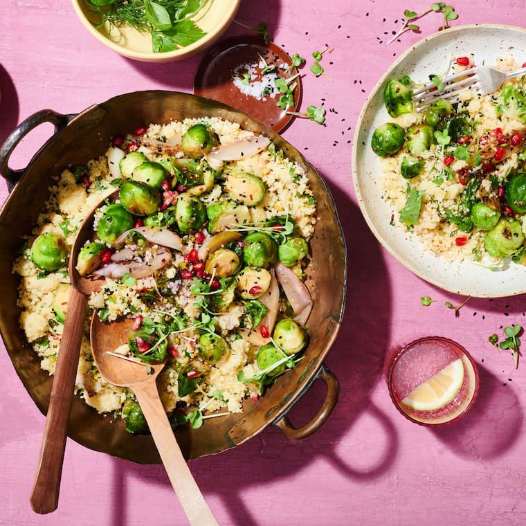 Rosenkohl-Couscous mit Granatapfelkernen