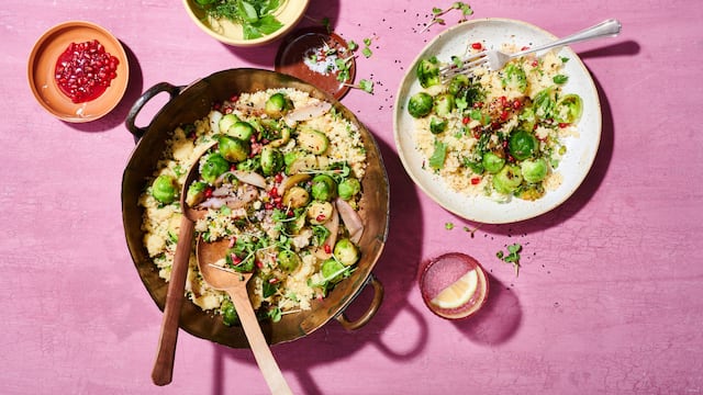 Rosenkohl-Couscous mit Granatapfelkernen