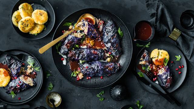 Rotkohl-Rouladen mit Maronen und Kartoffeltalern