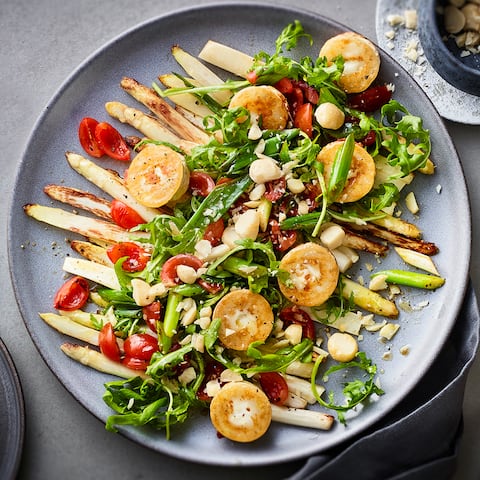 Dieses vegetarische Sommergericht macht gute Laune: Probieren Sie unseren Salat aus gebratenem Spargel, Cocktailtomaten und Ziegenfrischkäsetaler mit Balsamico-Dressing! 