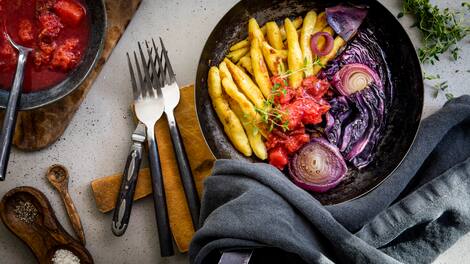 Eine Schupfnudelpfanne einmal anders: Machen Sie doch einfach die Schupfnudeln selbst und servieren Sie sie mit gebackenem Rotkohl und selbstgemachtem Zwetschgenkompott!