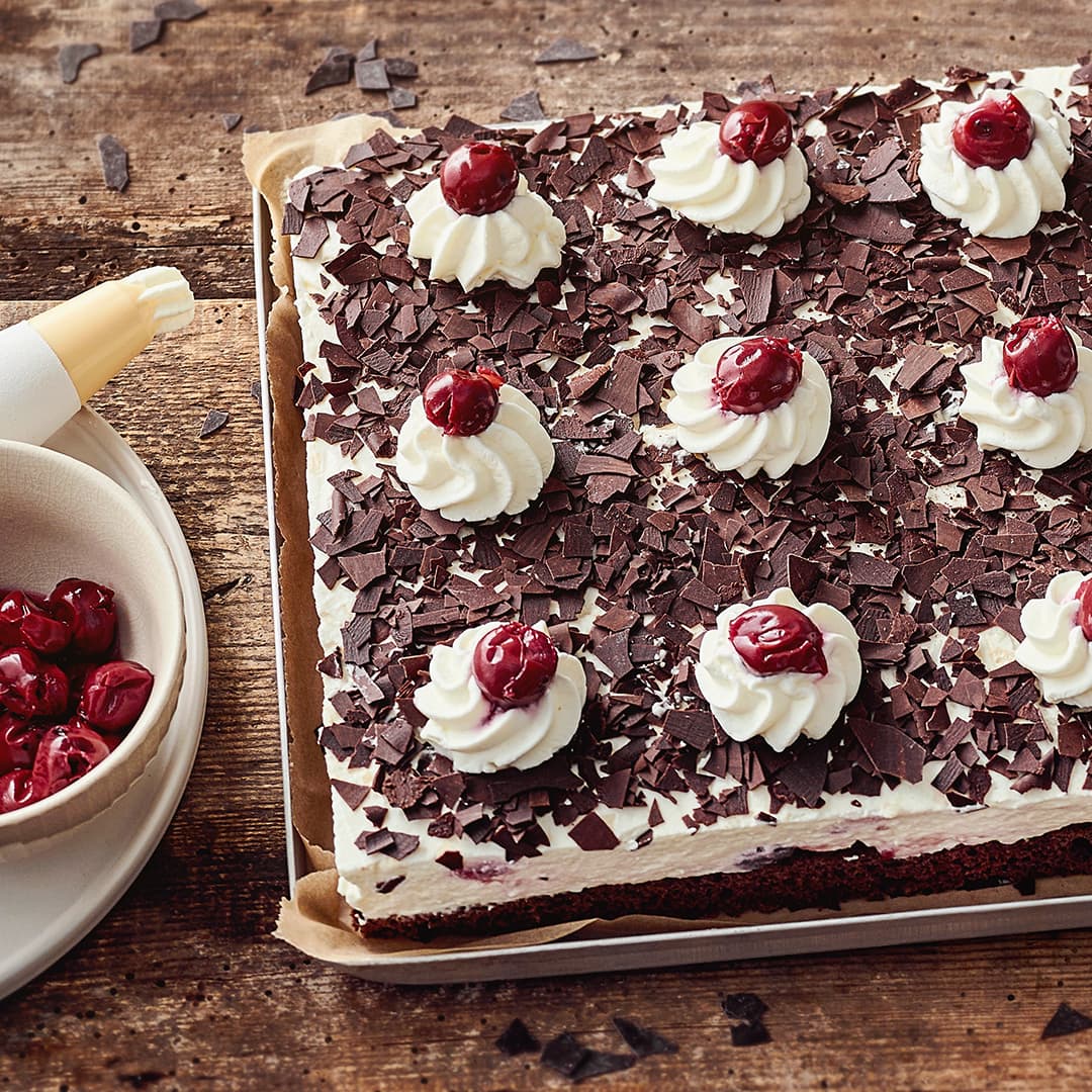 Schwarzwälder Kirschtorte vom Blech - Rezept | EDEKA