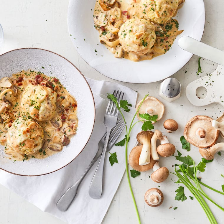 Semmelknödel mit Speck-Rahmpilzen