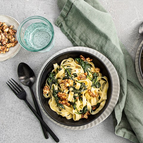 Weißwein, Sahne und cremiger Gorgonzola verfeinern dieses Gericht. Probieren Sie unser Rezept für eine leckere Spinat-Pasta.