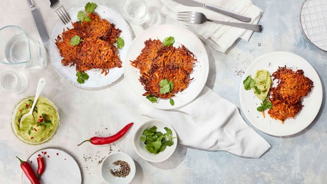 Süßkartoffelpuffer mit Avocado-Dip