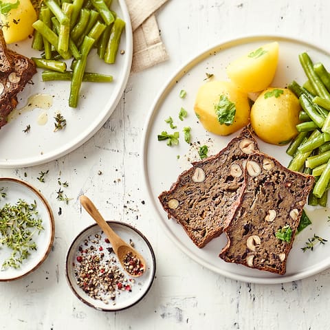 Unser vegetarischer Braten schmeckt einfach hervorragend – auch ganz ohne Fleisch. Probieren Sie unser Rezept für ein herzhaftes vegetarisches Gericht mal aus!