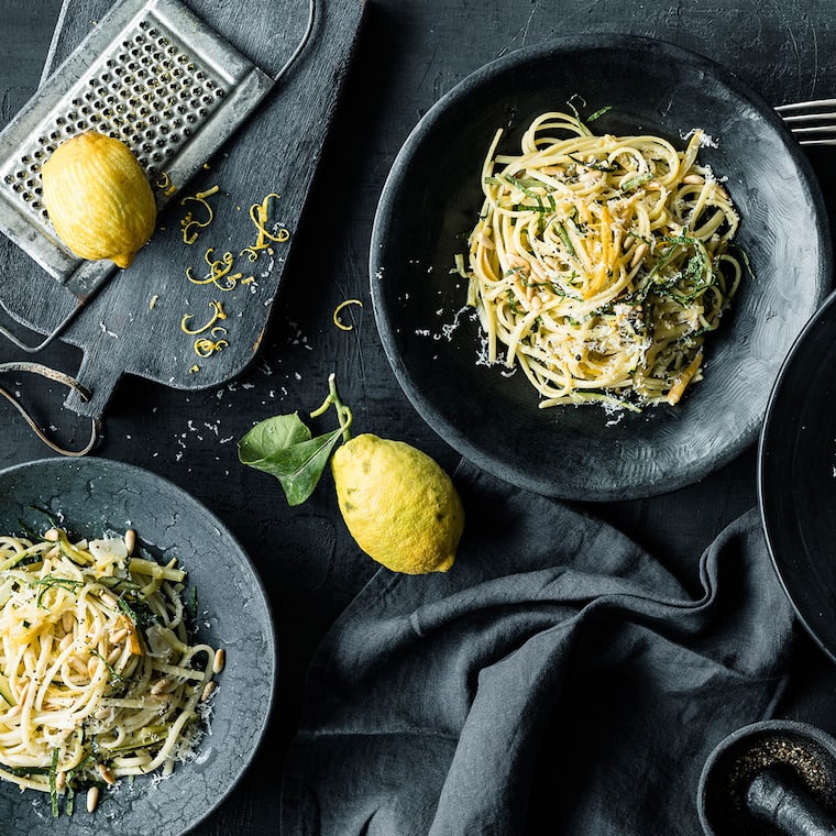 Zitronen-Pasta mit gerösteten Nüssen