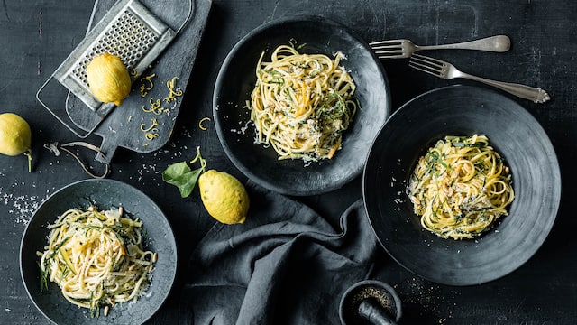 Zitronen-Pasta mit gerösteten Nüssen