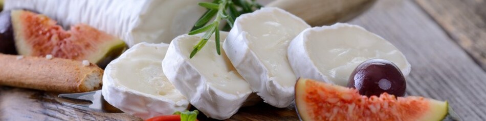 Ziegenkäse schmeckt mit Feigen, Weintrauben und frischem Weißbrot.
