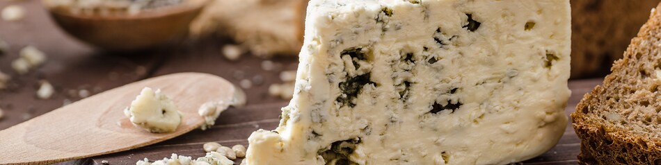 Roquefort wird aus Schafsmilch hergestellt.