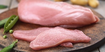 Geflügel enthält viel Eiweiß und wenig Fett