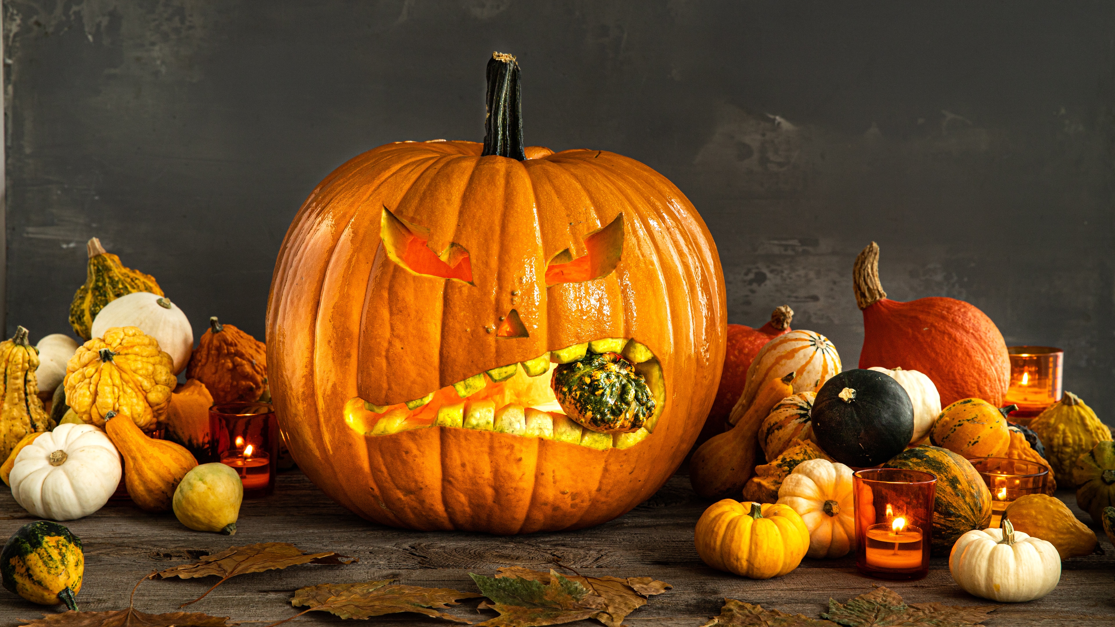 handgeschnitztes Kaufladenzubehör dunkelorange Halloween Kürbis aus Holz 