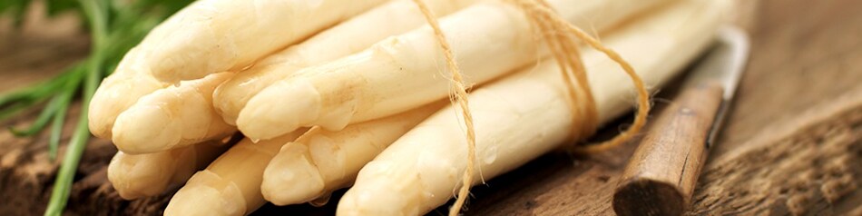 Weißer Spargel muss geschält werden.