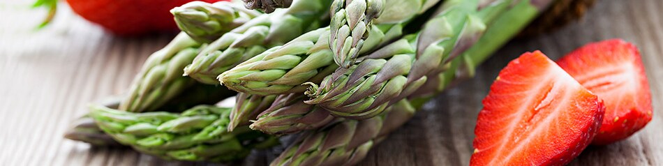 Grüner Spargel wächst in der Sonne - durch die Photosynthese wird er grün.