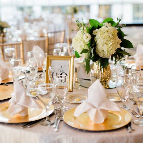 Festlich gedeckter Tisch mit goldenen Tellern